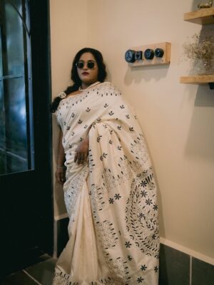 Vanita Kharat Instagram - नज़र-नज़र मिली समां बदल गया
चलाया तीर जो मुझी पे चल गया
गज़ब हुआ ये क्या हुआ ये कब हुआ
न जानूँ मैं न जाने वो ओहो❤️
.
.
.
.
.
Makeup- @devyani_makeup_artist_ 
Saree- @hastkrit_india 
Click- @namrata_gh 
Location - @tdo_studio 

@hastkrit_india thank you for this beautiful Hand stitched saree❤️❤️🌸

#HandStitchedSaree #EthnicElegance #TraditionalVibes #SareeLove #SareeStyle #HandmadeWithLove #SareeDiaries #DesiLook #SareeFashion #ElegantEthnic