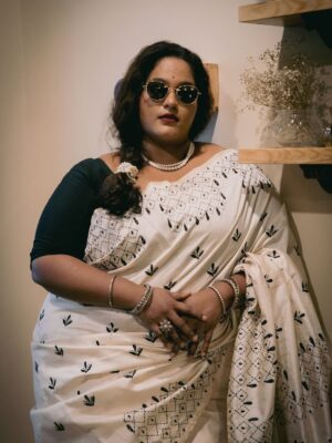 Vanita Kharat Instagram - नज़र-नज़र मिली समां बदल गया
चलाया तीर जो मुझी पे चल गया
गज़ब हुआ ये क्या हुआ ये कब हुआ
न जानूँ मैं न जाने वो ओहो❤️
.
.
.
.
.
Makeup- @devyani_makeup_artist_ 
Saree- @hastkrit_india 
Click- @namrata_gh 
Location - @tdo_studio 

@hastkrit_india thank you for this beautiful Hand stitched saree❤️❤️🌸

#HandStitchedSaree #EthnicElegance #TraditionalVibes #SareeLove #SareeStyle #HandmadeWithLove #SareeDiaries #DesiLook #SareeFashion #ElegantEthnic