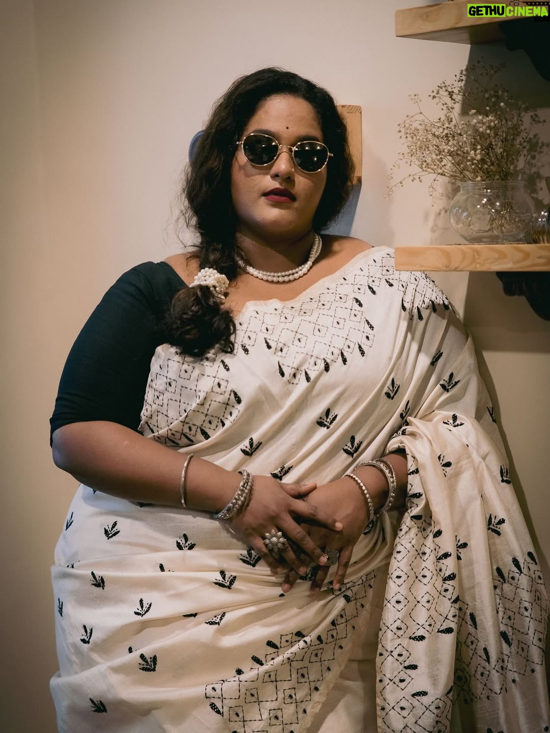 Vanita Kharat - 22.1K Likes - नज़र-नज़र मिली समां बदल गया
चलाया तीर जो मुझी पे चल गया
गज़ब हुआ ये क्या हुआ ये कब हुआ
न जानूँ मैं न जाने वो ओहो❤️
.
.
.
.
.
Makeup- @devyani_makeup_artist_ 
Saree- @hastkrit_india 
Click- @namrata_gh 
Location - @tdo_studio 

@hastkrit_india thank you for this beautiful Hand stitched saree❤️❤️🌸

#HandStitchedSaree #EthnicElegance #TraditionalVibes #SareeLove #SareeStyle #HandmadeWithLove #SareeDiaries #DesiLook #SareeFashion #ElegantEthnic