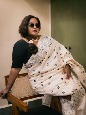 Vanita Kharat Instagram - नज़र-नज़र मिली समां बदल गया
चलाया तीर जो मुझी पे चल गया
गज़ब हुआ ये क्या हुआ ये कब हुआ
न जानूँ मैं न जाने वो ओहो❤️
.
.
.
.
.
Makeup- @devyani_makeup_artist_ 
Saree- @hastkrit_india 
Click- @namrata_gh 
Location - @tdo_studio 

@hastkrit_india thank you for this beautiful Hand stitched saree❤️❤️🌸

#HandStitchedSaree #EthnicElegance #TraditionalVibes #SareeLove #SareeStyle #HandmadeWithLove #SareeDiaries #DesiLook #SareeFashion #ElegantEthnic