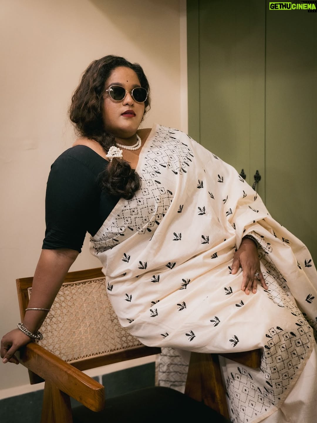 Vanita Kharat - 22.1K Likes - नज़र-नज़र मिली समां बदल गया
चलाया तीर जो मुझी पे चल गया
गज़ब हुआ ये क्या हुआ ये कब हुआ
न जानूँ मैं न जाने वो ओहो❤️
.
.
.
.
.
Makeup- @devyani_makeup_artist_ 
Saree- @hastkrit_india 
Click- @namrata_gh 
Location - @tdo_studio 

@hastkrit_india thank you for this beautiful Hand stitched saree❤️❤️🌸

#HandStitchedSaree #EthnicElegance #TraditionalVibes #SareeLove #SareeStyle #HandmadeWithLove #SareeDiaries #DesiLook #SareeFashion #ElegantEthnic
