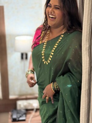 Vanita Kharat Instagram - ( हया फ़ोटोज़ मधून माझ्या हसण्याचा आवाज ऐकू येत असेल तुम्हाला) 🤗🤩

#smile #laughter #love #friday #flashbackfriday #vanitakharat