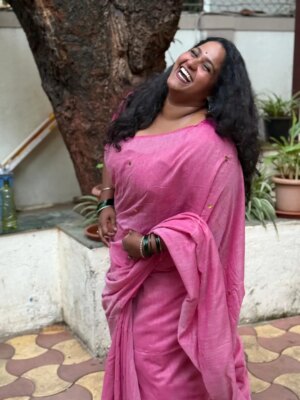 Vanita Kharat Instagram - ( हया फ़ोटोज़ मधून माझ्या हसण्याचा आवाज ऐकू येत असेल तुम्हाला) 🤗🤩

#smile #laughter #love #friday #flashbackfriday #vanitakharat