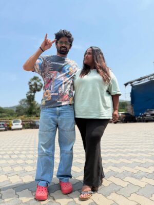 Vanita Kharat Instagram - मामा मामी is back 🤘🏽

हा इथं काय करतोयssss 

बघायला विसरू नका 
तुमच्या टेंशन वरची मात्रा 
महाराष्ट्राची हास्यजत्रा ❤️