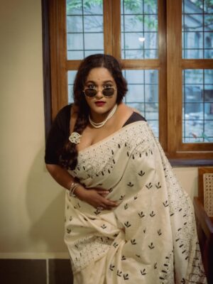 Vanita Kharat Instagram - इन आँखों के पीछे कितने
बसे हुए हैं मैखाने
पीके देखो जाम नज़र का
हो जाओगे दीवाने……..