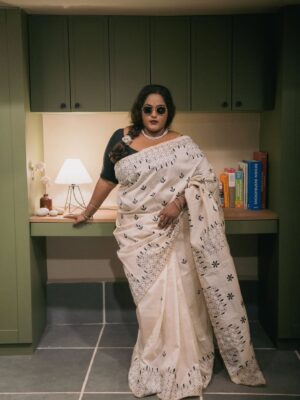 Vanita Kharat Instagram - नज़र-नज़र मिली समां बदल गया
चलाया तीर जो मुझी पे चल गया
गज़ब हुआ ये क्या हुआ ये कब हुआ
न जानूँ मैं न जाने वो ओहो❤️
.
.
.
.
.
Makeup- @devyani_makeup_artist_ 
Saree- @hastkrit_india 
Click- @namrata_gh 
Location - @tdo_studio 

@hastkrit_india thank you for this beautiful Hand stitched saree❤️❤️🌸

#HandStitchedSaree #EthnicElegance #TraditionalVibes #SareeLove #SareeStyle #HandmadeWithLove #SareeDiaries #DesiLook #SareeFashion #ElegantEthnic