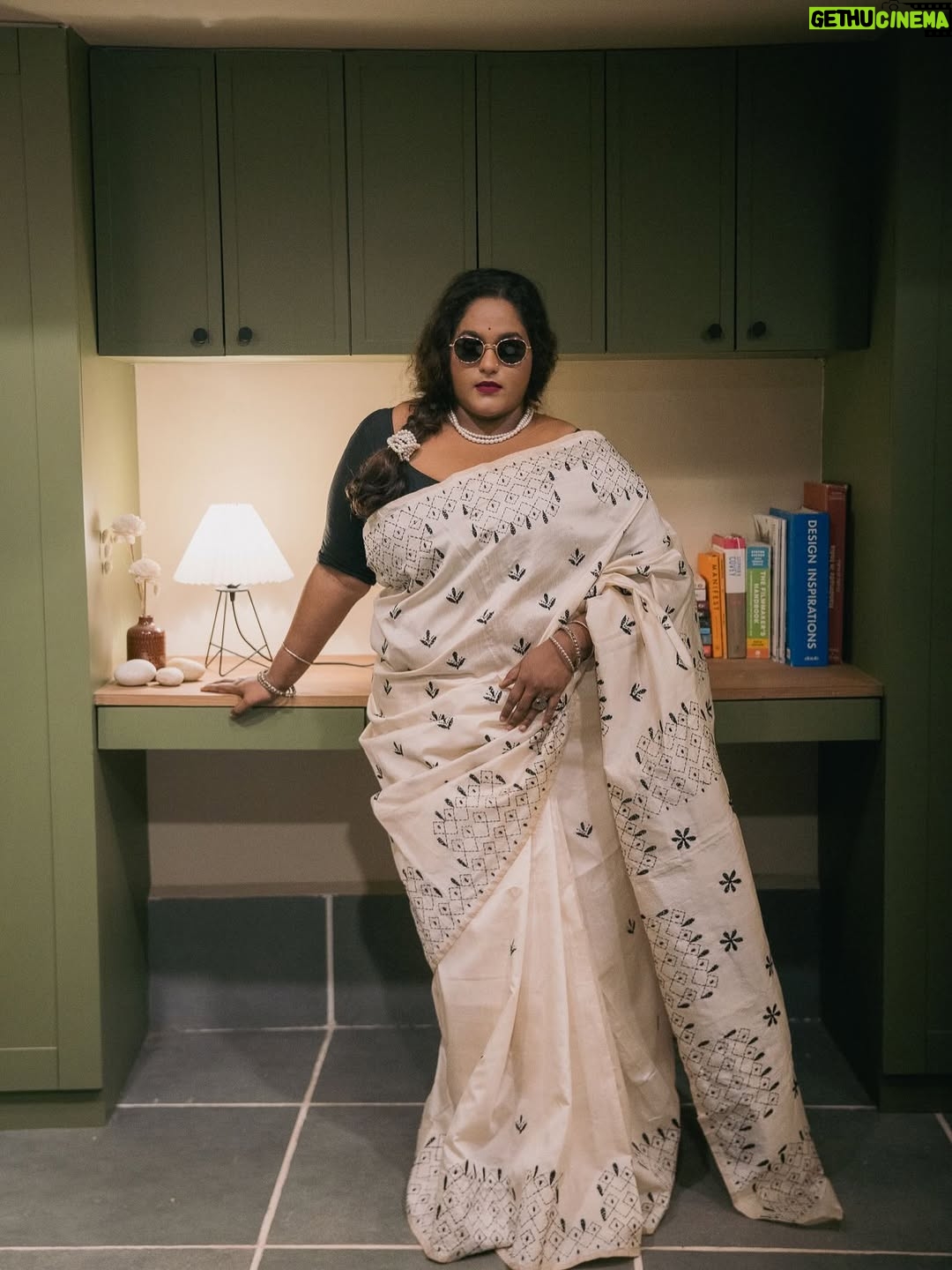 Vanita Kharat - 22.1K Likes - नज़र-नज़र मिली समां बदल गया
चलाया तीर जो मुझी पे चल गया
गज़ब हुआ ये क्या हुआ ये कब हुआ
न जानूँ मैं न जाने वो ओहो❤️
.
.
.
.
.
Makeup- @devyani_makeup_artist_ 
Saree- @hastkrit_india 
Click- @namrata_gh 
Location - @tdo_studio 

@hastkrit_india thank you for this beautiful Hand stitched saree❤️❤️🌸

#HandStitchedSaree #EthnicElegance #TraditionalVibes #SareeLove #SareeStyle #HandmadeWithLove #SareeDiaries #DesiLook #SareeFashion #ElegantEthnic