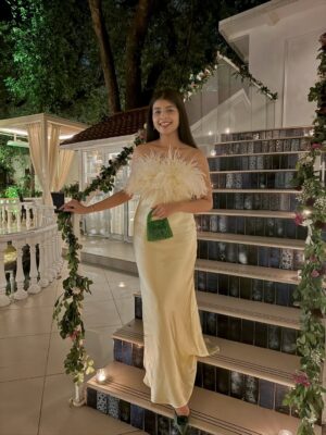 Vanshika Agarwal Instagram - A little moment for the outfit please 💛🤌🏻

#datenight #datenightfit #datenightoutfit #datenightfitcheck #ootn #feathers #love