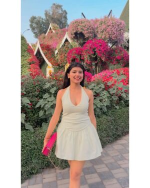 Vanshika Agarwal Instagram - Among millions of flowers 🌸☘️🌻💕

Swipe to last for something funny 😋

#dubai #dxb #dubaimiraclegarden #vacation #travel #uae #love #spring #tbt #floral #flowers #pretty