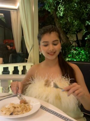 Vanshika Agarwal Instagram - A little moment for the outfit please 💛🤌🏻

#datenight #datenightfit #datenightoutfit #datenightfitcheck #ootn #feathers #love