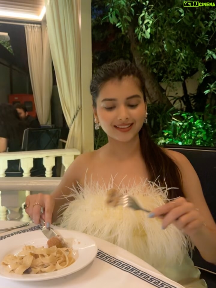 Vanshika Agarwal - 636 Likes - A little moment for the outfit please 💛🤌🏻

#datenight #datenightfit #datenightoutfit #datenightfitcheck #ootn #feathers #love