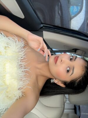 Vanshika Agarwal Instagram - A little moment for the outfit please 💛🤌🏻

#datenight #datenightfit #datenightoutfit #datenightfitcheck #ootn #feathers #love