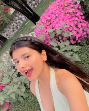 Vanshika Agarwal Instagram - Among millions of flowers 🌸☘️🌻💕

Swipe to last for something funny 😋

#dubai #dxb #dubaimiraclegarden #vacation #travel #uae #love #spring #tbt #floral #flowers #pretty