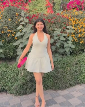 Vanshika Agarwal Instagram - Among millions of flowers 🌸☘️🌻💕

Swipe to last for something funny 😋

#dubai #dxb #dubaimiraclegarden #vacation #travel #uae #love #spring #tbt #floral #flowers #pretty