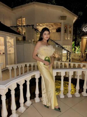 Vanshika Agarwal Instagram - A little moment for the outfit please 💛🤌🏻

#datenight #datenightfit #datenightoutfit #datenightfitcheck #ootn #feathers #love