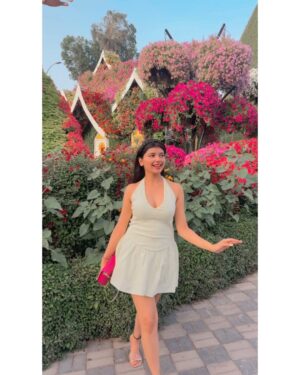 Vanshika Agarwal Instagram - Among millions of flowers 🌸☘️🌻💕

Swipe to last for something funny 😋

#dubai #dxb #dubaimiraclegarden #vacation #travel #uae #love #spring #tbt #floral #flowers #pretty