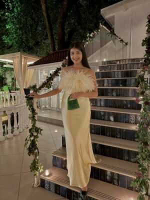Vanshika Agarwal Instagram - A little moment for the outfit please 💛🤌🏻

#datenight #datenightfit #datenightoutfit #datenightfitcheck #ootn #feathers #love