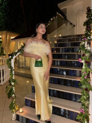 Vanshika Agarwal Instagram - A little moment for the outfit please 💛🤌🏻

#datenight #datenightfit #datenightoutfit #datenightfitcheck #ootn #feathers #love
