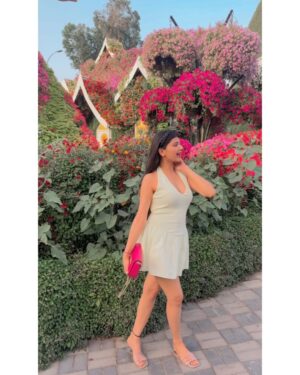 Vanshika Agarwal Instagram - Among millions of flowers 🌸☘️🌻💕

Swipe to last for something funny 😋

#dubai #dxb #dubaimiraclegarden #vacation #travel #uae #love #spring #tbt #floral #flowers #pretty