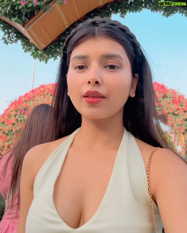 Vanshika Agarwal - 779 Likes - Among millions of flowers 🌸☘️🌻💕

Swipe to last for something funny 😋

#dubai #dxb #dubaimiraclegarden #vacation #travel #uae #love #spring #tbt #floral #flowers #pretty