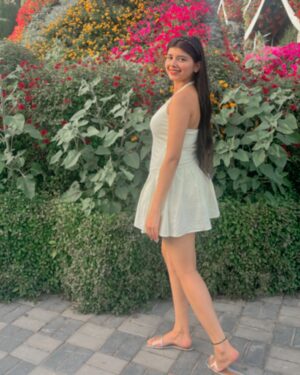 Vanshika Agarwal Instagram - Among millions of flowers 🌸☘️🌻💕

Swipe to last for something funny 😋

#dubai #dxb #dubaimiraclegarden #vacation #travel #uae #love #spring #tbt #floral #flowers #pretty