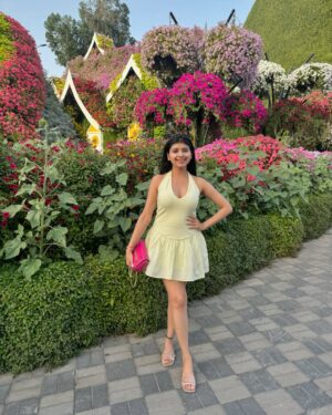 Vanshika Agarwal Instagram - Among millions of flowers 🌸☘️🌻💕

Swipe to last for something funny 😋

#dubai #dxb #dubaimiraclegarden #vacation #travel #uae #love #spring #tbt #floral #flowers #pretty