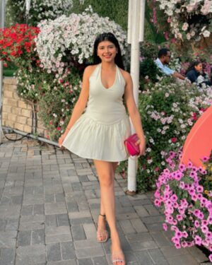 Vanshika Agarwal Instagram - Among millions of flowers 🌸☘️🌻💕

Swipe to last for something funny 😋

#dubai #dxb #dubaimiraclegarden #vacation #travel #uae #love #spring #tbt #floral #flowers #pretty