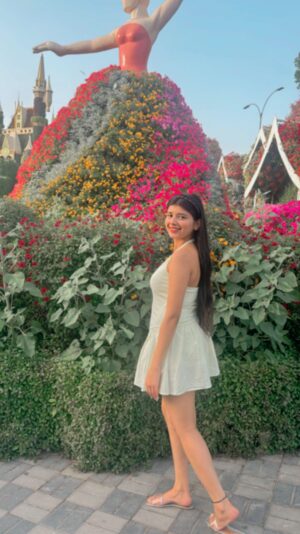 Vanshika Agarwal Instagram - Where you at ? Mr. Green flag 🫶🏻

Wearing @zara 
Bag @moschino 
Flats @zara
