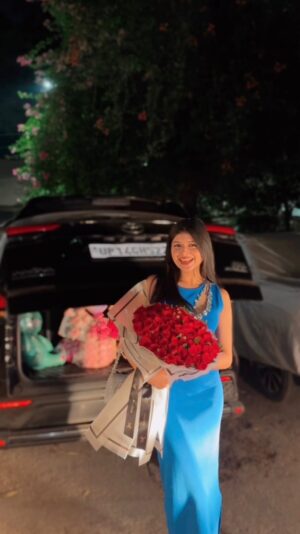 Vanshika Agarwal Instagram - His way of celebrating me ❤️🫶🏻
Girls take notes 🤌🏻

All the pretty flowers from @interfloraindia 🌹