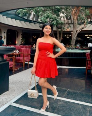 Vanshika Agarwal Instagram - Romanticising life with a pop of color 🧡🍊 

Wearing @zara 
Bag @toryburch 
Heels @zara 
Jewellery @chanelofficial