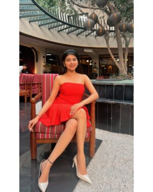 Vanshika Agarwal Instagram - Romanticising life with a pop of color 🧡🍊 

Wearing @zara 
Bag @toryburch 
Heels @zara 
Jewellery @chanelofficial
