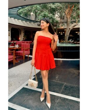 Vanshika Agarwal Instagram - Romanticising life with a pop of color 🧡🍊 

Wearing @zara 
Bag @toryburch 
Heels @zara 
Jewellery @chanelofficial