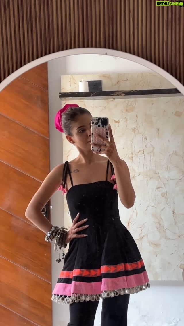 Vanshika Gaba Arora - 13.7K Likes - GRWM 🎀

Outfit @labelsakshiahuja 
Scrunchie @labelwaaris 
Spider neckpiece @eyecandy.officiall 
Jewellery @knotmecute