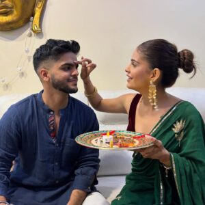 Vanshika Gaba Arora Instagram - Happy Rakhi ✨
Outfit @risa__india
Earings @ladygracebypriyanka
