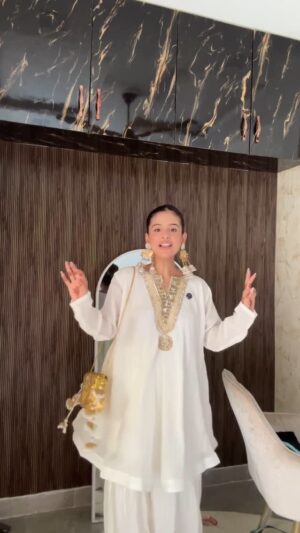 Vanshika Gaba Arora Instagram - The exciting thing about this rakhi is @fentybeauty is now available on @tirabeauty ✨
Go shop and surprise your Sister’s ❤️✨
Outfit @labelwaaris
Earings and bag @popfashion27