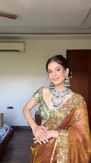 Vanshika Gaba Arora Instagram - Karwachauth Outfit 🥰
Jewellery @chinar_jewels
MUA @makeuptalkbykashish
Hair @hairby_richa
#karwachauth#ootd#karwachauthlook#fashion#saree#hairinspo#karwachauthspecial