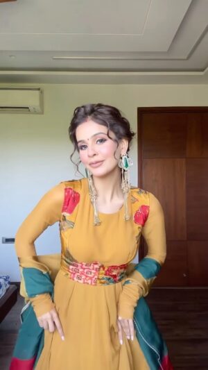 Vanshika Gaba Arora Instagram - Karwachauth Outfit ❤️
Outfit @labelwaaris
Jewellery @chinar_jewels
MUA @makeuptalkbykashish
Hair @hairby_richa