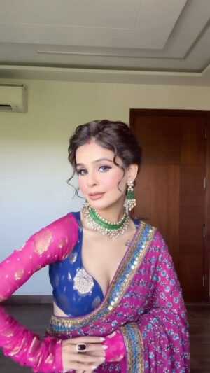 Vanshika Gaba Arora Instagram - Karwachauth outfit 💜
Jewellery @chinar_jewels
MUA @makeuptalkbykashish
Hair @hairby_richa