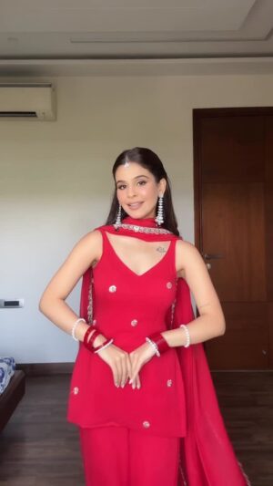 Vanshika Gaba Arora Instagram - Karvachauth outfit ❤️
Outfit @labelwaaris
Jewellery @chinar_jewels
Hair extensions @dolcy.in
Mua @makeuptalkbykashish
Hair @hairby_richa
#ootd#grwm#karwachauth#outfitinspo#karwachauthspecial#karwachauthlook#fashion