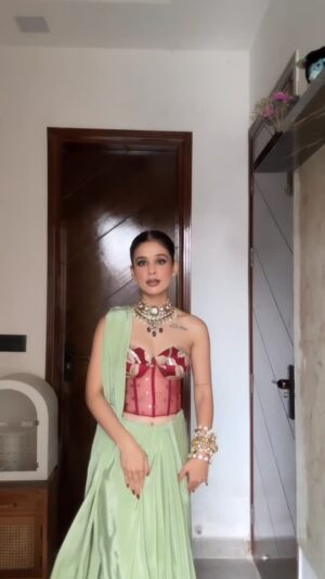 Vanshika Gaba Arora Instagram - GRWM for an Event ✨
Outfit @saanchposhak
Jewellery @chinar_jewels
MUA @makeuptalkbykashish