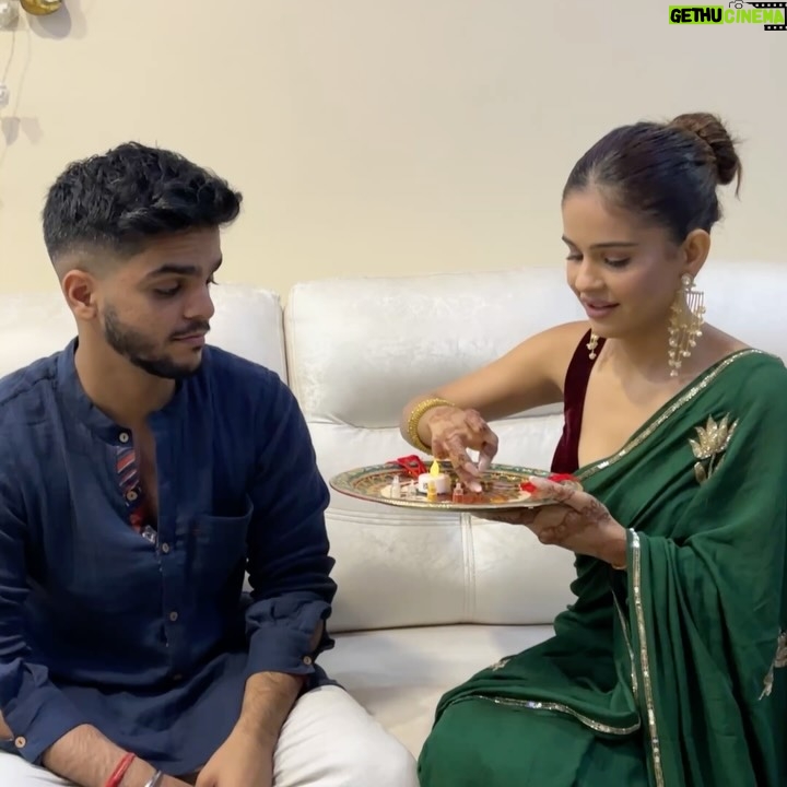Vanshika Gaba Arora - 7.4K Likes - Happy Rakhi ✨

Outfit @risa__india 
Earings @ladygracebypriyanka