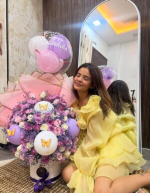Vanshika Gaba Arora Instagram - Pre birthday surprises are the best 🧸
I love you Husband ❤️ You never fail to make me feel special ✨🎀