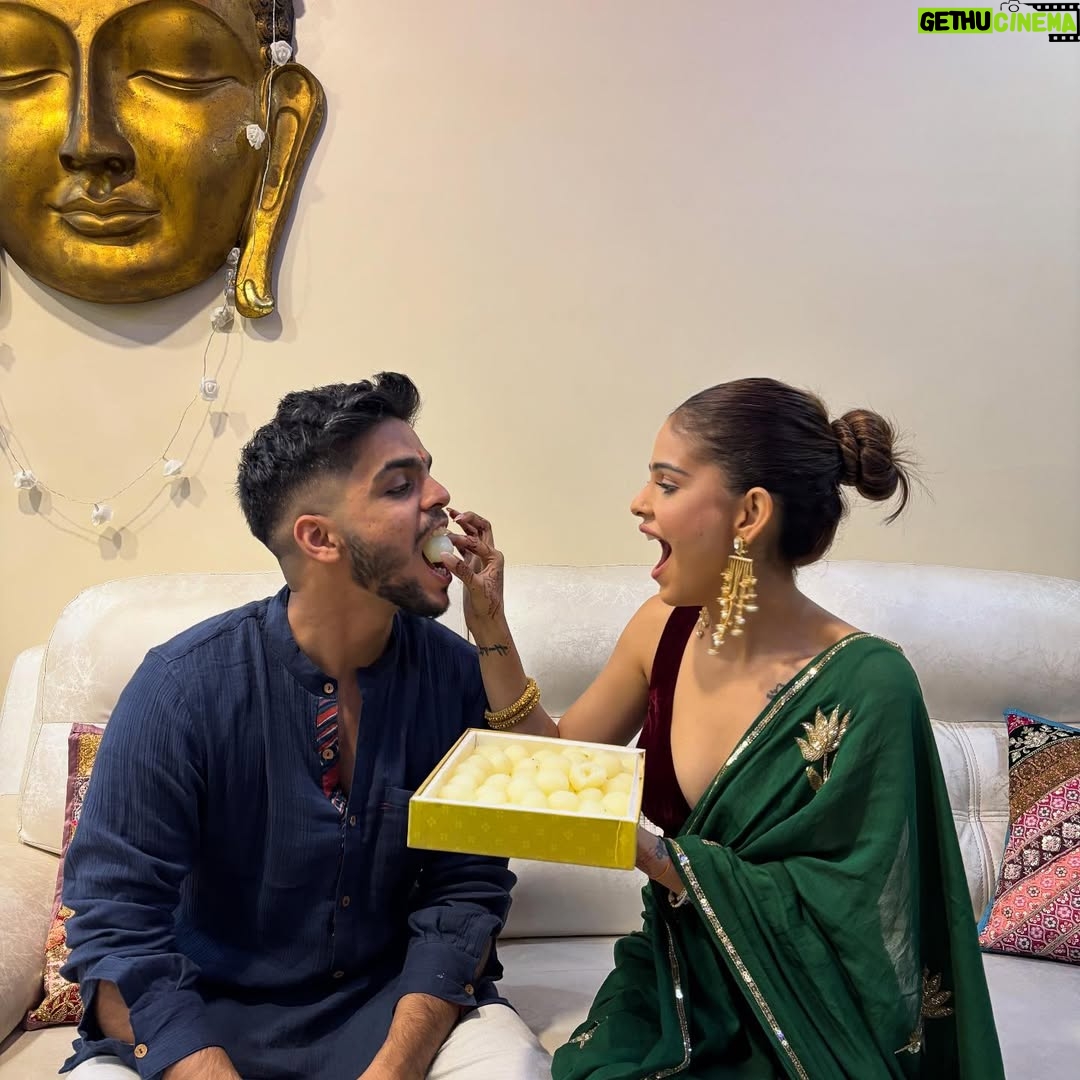 Vanshika Gaba Arora - 7.4K Likes - Happy Rakhi ✨

Outfit @risa__india 
Earings @ladygracebypriyanka