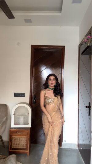 Vanshika Gaba Arora Instagram - GRWM while I groove on this track on repeat ✨
Outfit @libascafe
Jewellery @chinar_jewels
MUA @makeuptalkbykashish
#grwm#bijuria#sareefit#ootd#weddingfits#shaadiseason#jahnvikapoor#fashion#style#sareeblouseinspiration#saree
