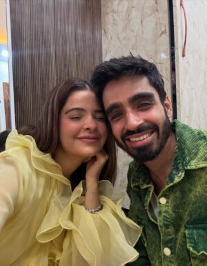 Vanshika Gaba Arora Instagram - Pre birthday surprises are the best 🧸
I love you Husband ❤️ You never fail to make me feel special ✨🎀