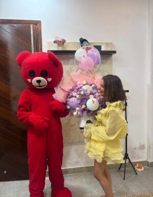Vanshika Gaba Arora Instagram - Pre birthday surprises are the best 🧸
I love you Husband ❤️ You never fail to make me feel special ✨🎀