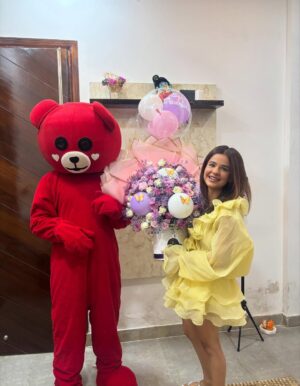Vanshika Gaba Arora Instagram - Pre birthday surprises are the best 🧸
I love you Husband ❤️ You never fail to make me feel special ✨🎀