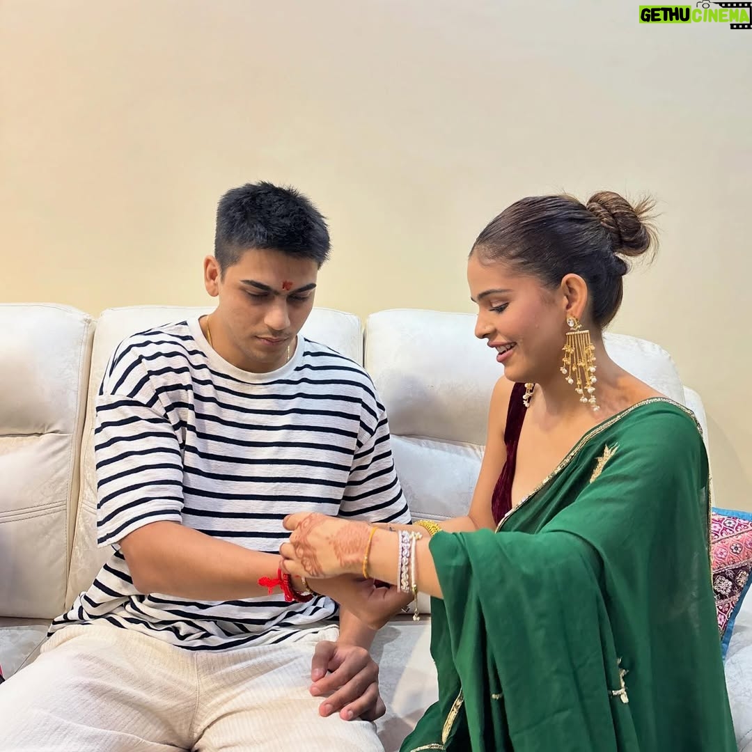 Vanshika Gaba Arora - 7.4K Likes - Happy Rakhi ✨

Outfit @risa__india 
Earings @ladygracebypriyanka