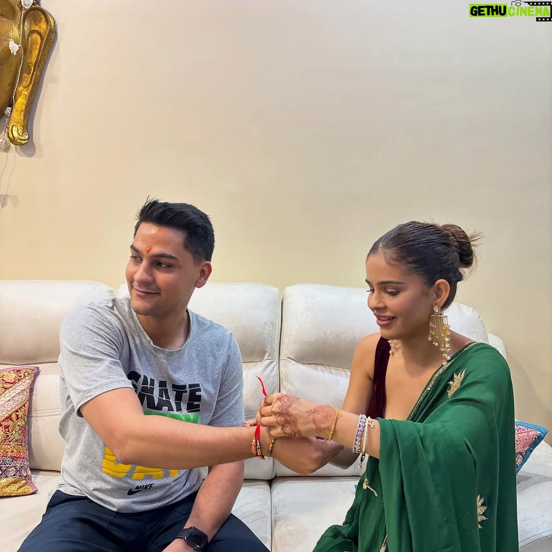 Vanshika Gaba Arora - 7.4K Likes - Happy Rakhi ✨

Outfit @risa__india 
Earings @ladygracebypriyanka