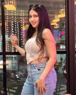 Vanshika Kanda Instagram - “Grow through what you go through.”✨✨ ##trending #viral #instagram #explorepage #explore #instagood #love #fashion #reels #trend #fyp #follow #like #photography #india #instadaily #trendingreels #followforfollowback #foryou #likeforlikes #style #memes #photooftheday #reelsinstagram #viralpost #music #insta #model